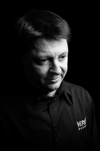 Cueillette d'herbes aromatiques, restaurant Hervé Busset à Rodez