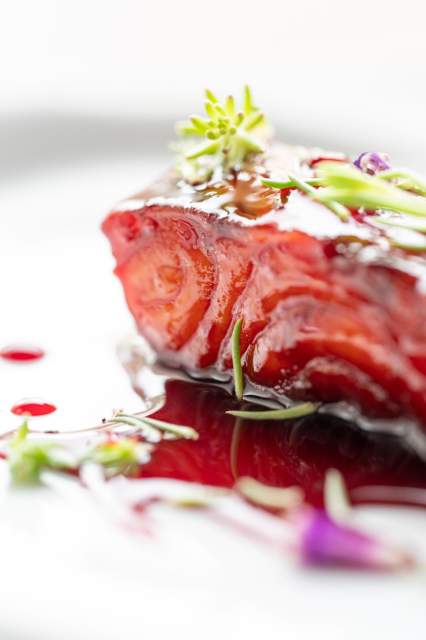 Montage d'un plat au restaurant Hervé Busset à Rodez